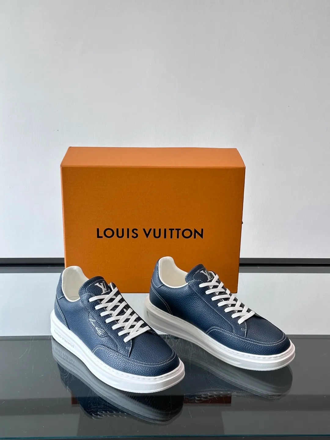 Men's men's shoes 💰p380 "＊OUIS ＊UITTO＊" casual sneakers, made of high-quality cowhide grain leather, with black laces, simple and high-end! LV Logo + classic Monogram lines on the side of the shoe, full of details✨. The rubber soles are wear-resistant and have strong traction, making them suitable for daily commuting and leisure. The shoe last fits the shape of the foot, making it comfortable to wear and not tiring after long walks. It is extremely versatile and can be easily worn with jeans or casual pants. It is a must-have item for men's fashion! 🖤 ​​size：38-44
